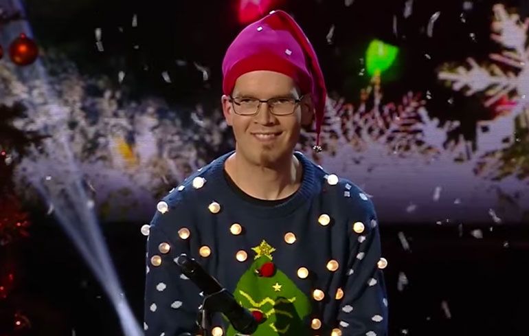 Winnaar van Finland's Got Talent doet John Lennon nummer Happy Christmas