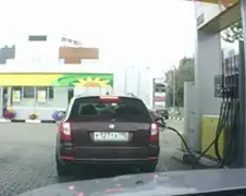 Zelfs even de tank volgooien is een opgave?