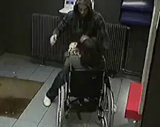 Dame in rolstoel met geweld overvallen