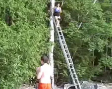 Vrouwtje gaat voor kabelbaan