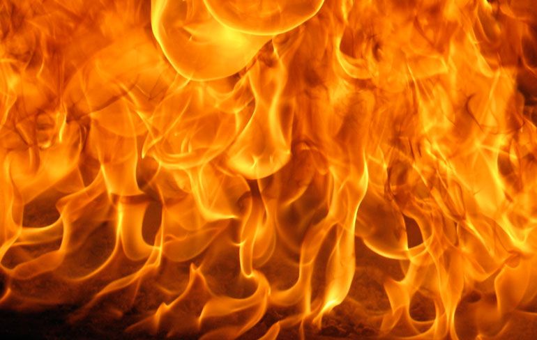 WTF: Vast in brandende auto in Vladikavkaz