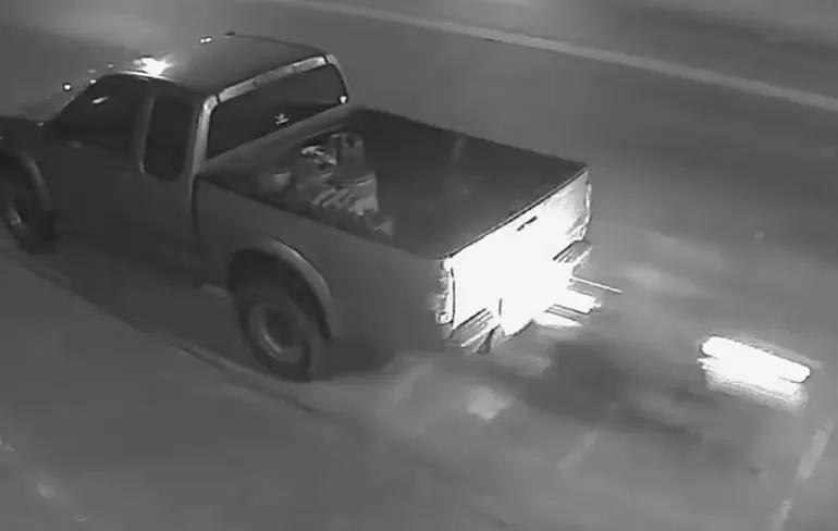 WTF: Twee gasten klappen keihard op een pick-up