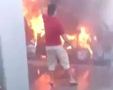 WTF: Bestuurder vast in brandende wagen