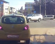 BMW X5 met haast klapt op busje