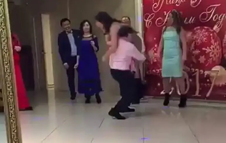 Even gezellig dansen tijdens de kerstborrel
