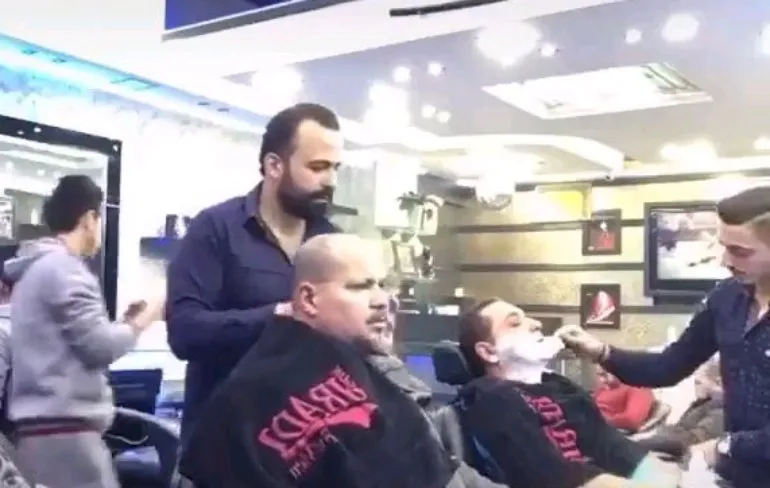 Gast trekt hoestende kapper bezoeker voor geen meter