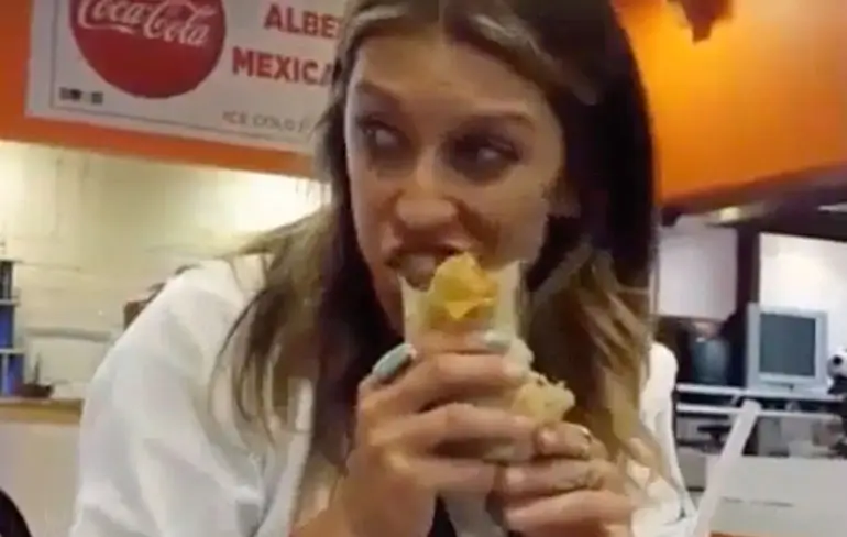 Heel erg dronken zijn en dan eten compilatie