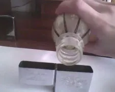 Expert laat zien hoe je Zippo niet moet vullen