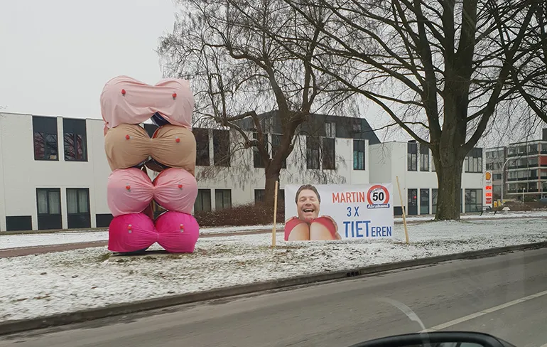 Jarige borstenman uit Hengelo krijgt stapel enorme borsten cadeau