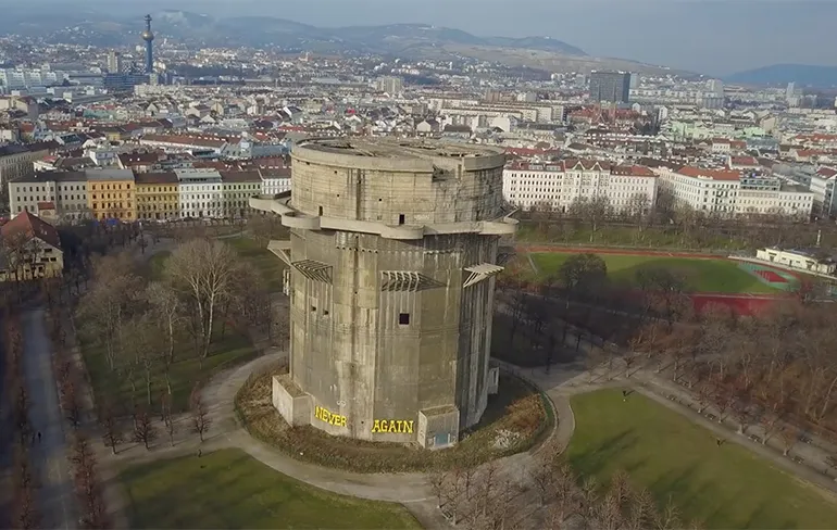 Drone beelden van een zogenaamde Duitse Flakturm uit Tweede Wereldoorlog