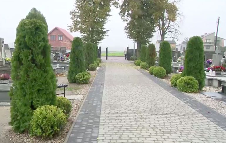 Piemels op Poolse begraafplaats