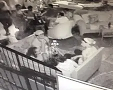 Gast gaat over zijn gier, 2 dames keihard onderuit!