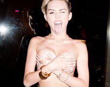 Miley Cyrus gaat nog een stapje verder voor Terry Richardson