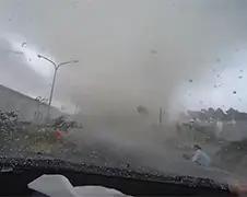 Doortocht tornado in Taiwan vastgelegd via dashcam