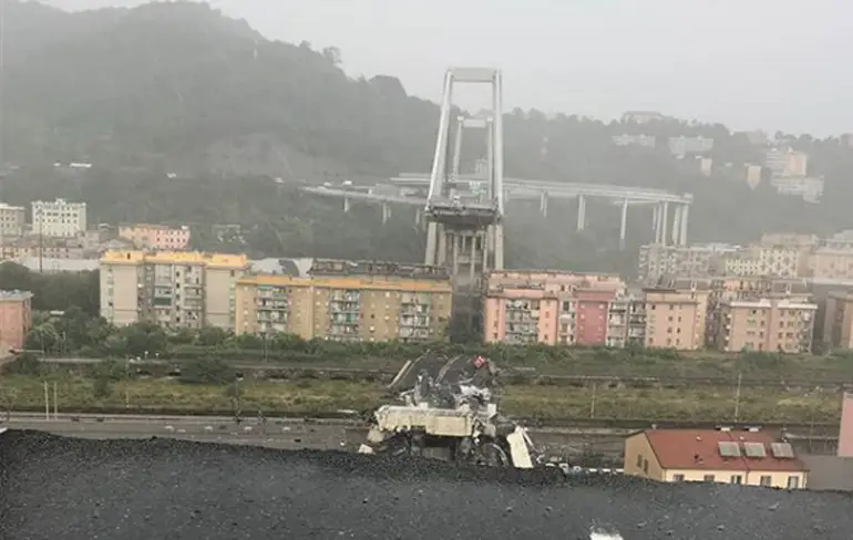 Vrees voor tientallen doden na instorten brug bij Italiaanse stad Genua