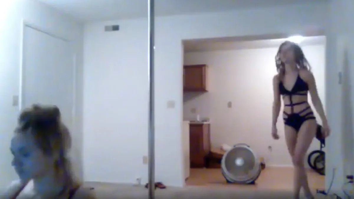 Huisgenoot niet zo blij met haar paaldans carrière