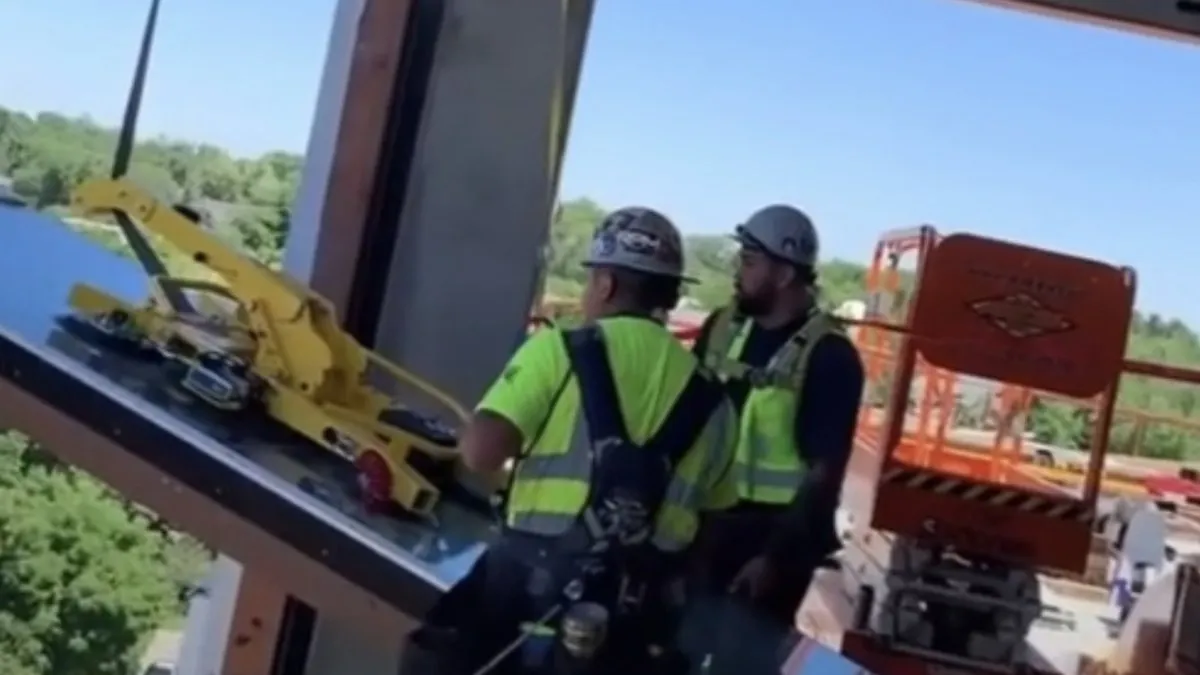Filmer ziet het allemaal al de verkeerde kant op gaan bij plaatsen van flink raam