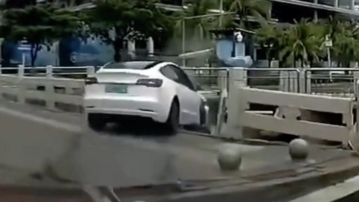 Tesla Model 3 ging zwemmen na aanrijding in China