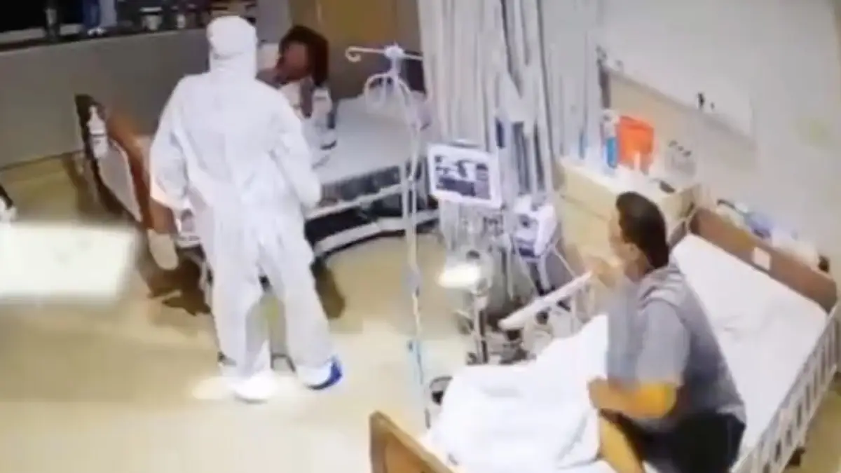 Dame schrikt zich volledig de tandjes wegens een “geest” naast haar bed