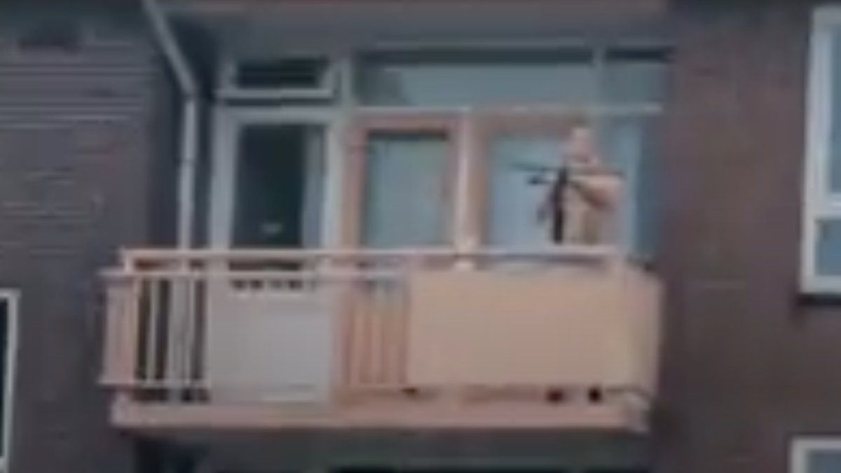 2 doden na steekincident Almelo en man met kruisboog op het balkon