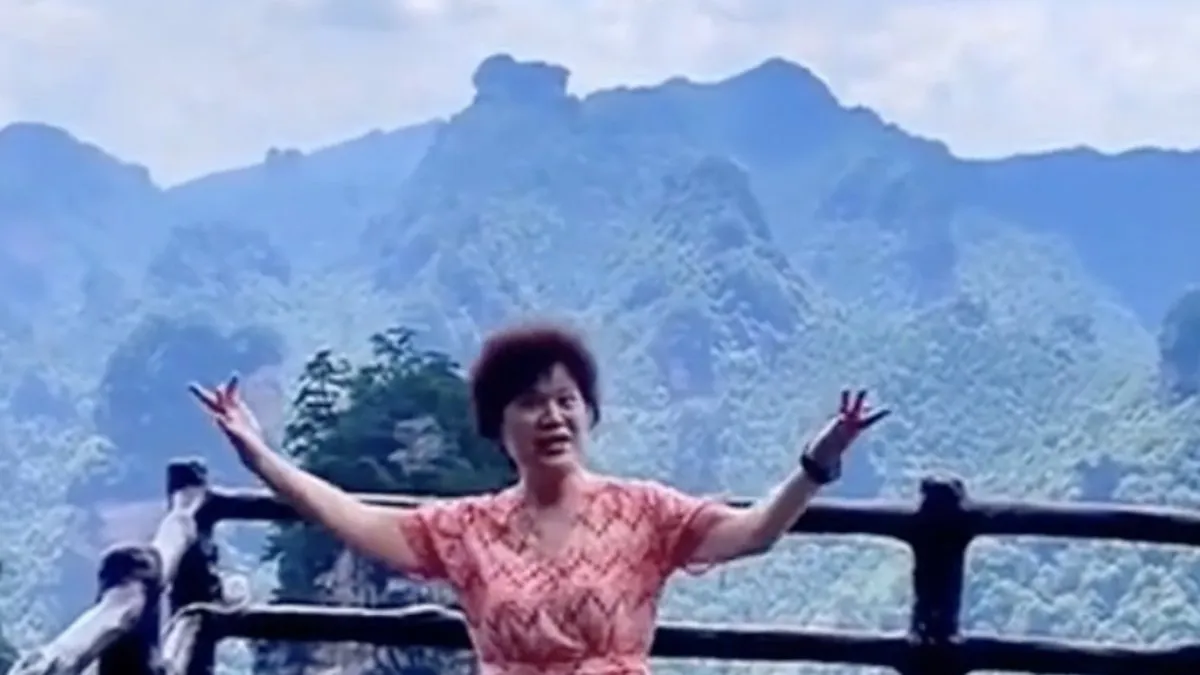 Brutale aap gaat er gelukkig met handtas van zangeres vandoor