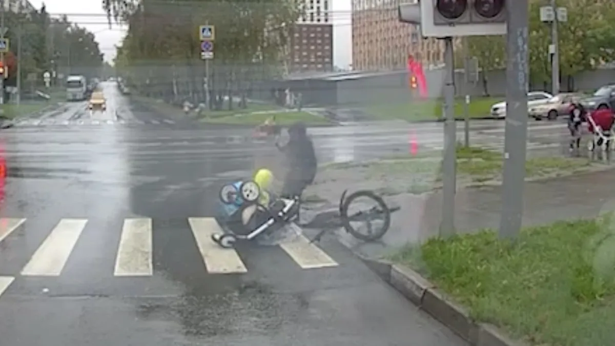 Fietskoerier is Moskou maakt geen goede beurt bij moeder en kind