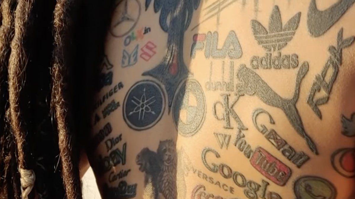 Jason heeft meer dan 500 logo’s van bedrijven op zich laten tatoeëren