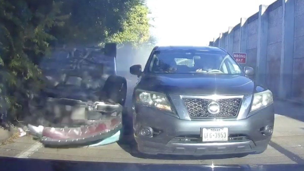 Geflipte Dodge Charger ramt auto van achter in Houston