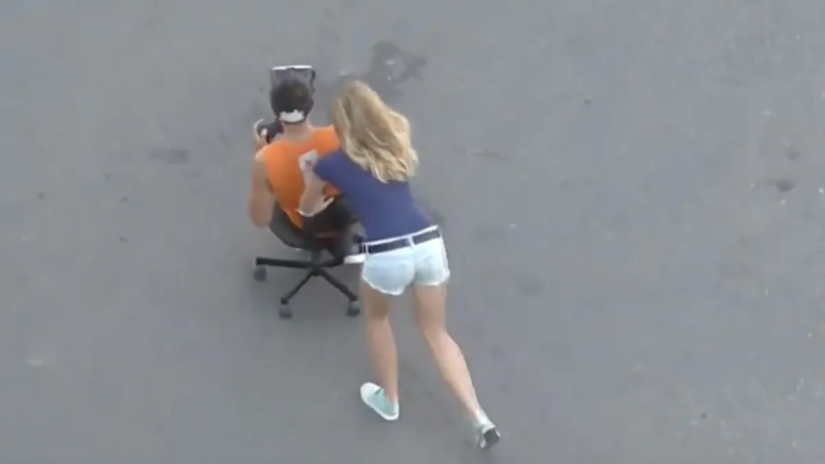 Jongedame is vriendje met VR verslaving wel even zat zo te zien 