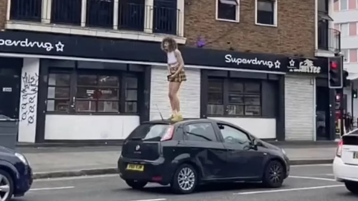 Anders ga je even ongevraagd gek doen op het dak van een auto