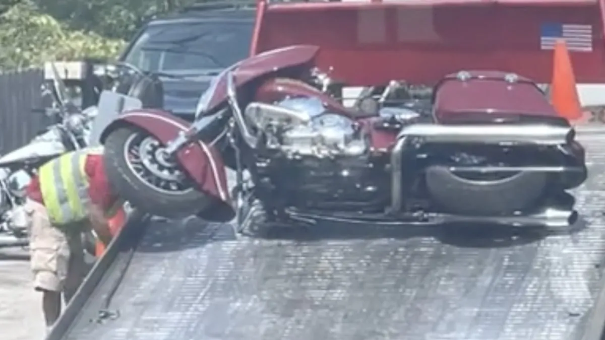 Chauffeur sleept motor niet al te handig op het bed voor transport