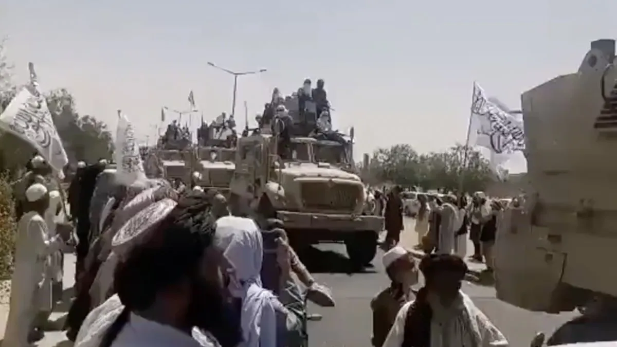 Taliban aan het flexen met Amerikaanse legervoertuigen