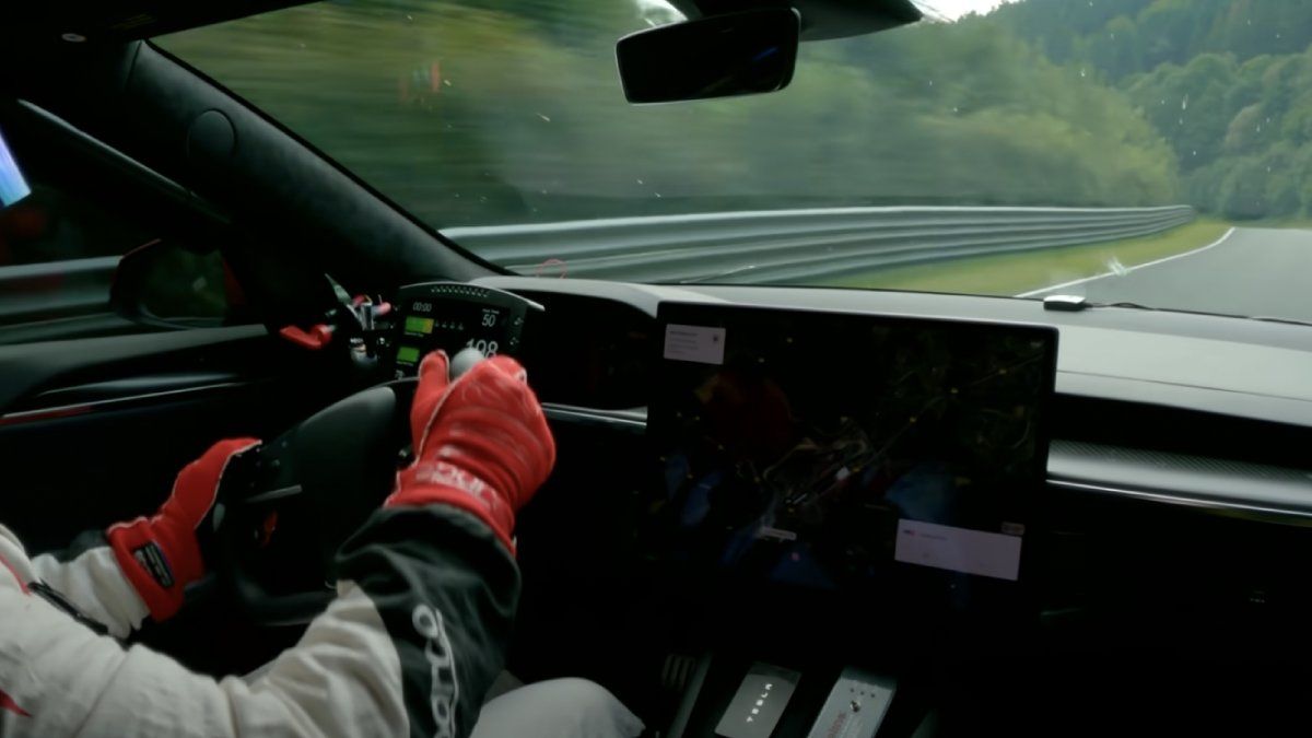 Model S Plaid verslaat Porsche Taycan als snelste EV op de  Nürburgring