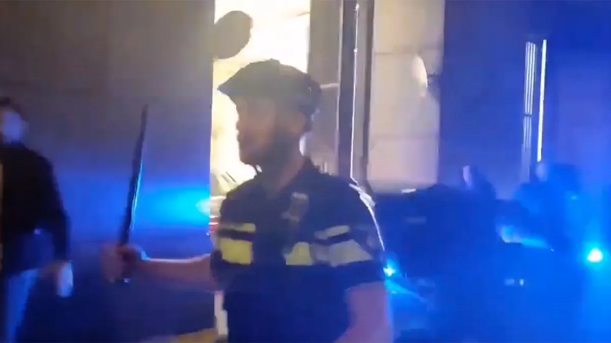 Beelden viraal op social media van demonstratie na de persconferentie
