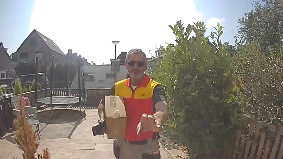 Bezorger is een klein beetje bang voor trouwe viervoeter