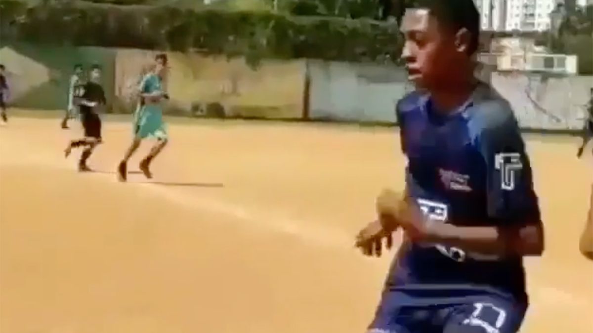 Komt ineens een andere speler het veld op tijdens potje voetbal in Brazilië