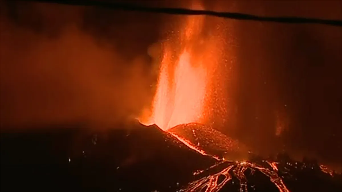 Livestream vulkaanuitbarsting La Palma, lava bereikt eerste wijken