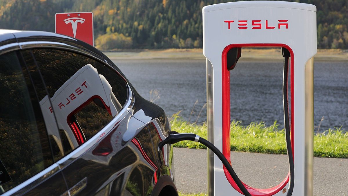LOL! Tesla rijder vindt dat hij te hard mag rijden vanwege minder uitstoot