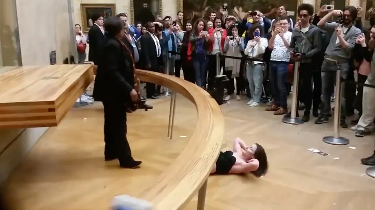 Vrouw doet in geboortekostuum dansje bij de Mona Lisa