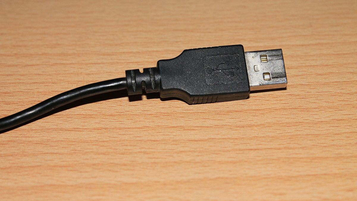 WTF: 15-jarige jongen stopt USB-kabel in penis om lengte te meten