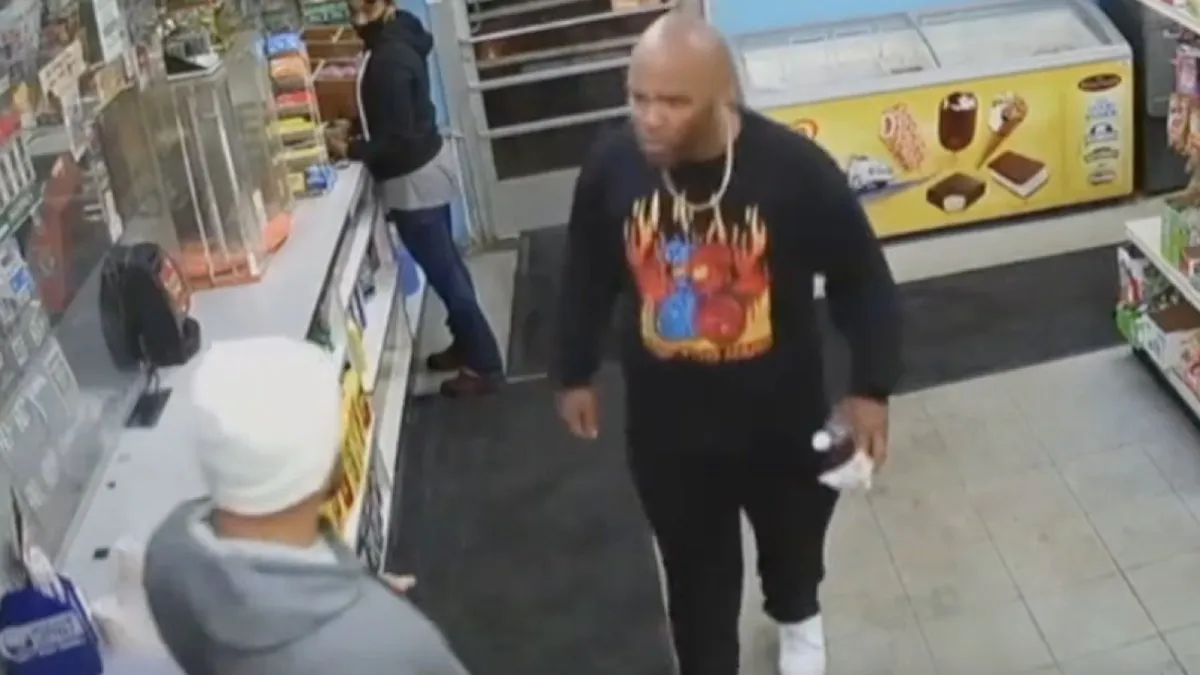 Gast komt even kijken waarom zijn collega ruzie heeft en kan gelijk aan de bak