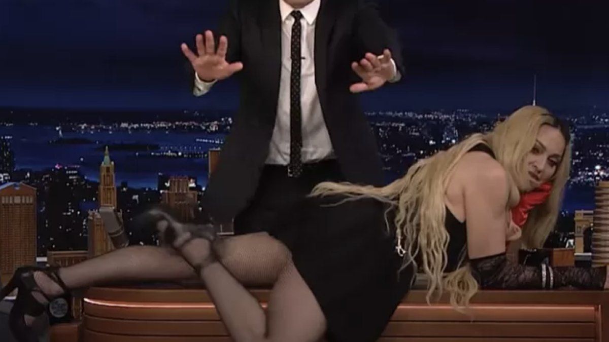 63-jarige Madonna kruipt op bureau van Jimmy Fallon en maakt tongen los in Amerika