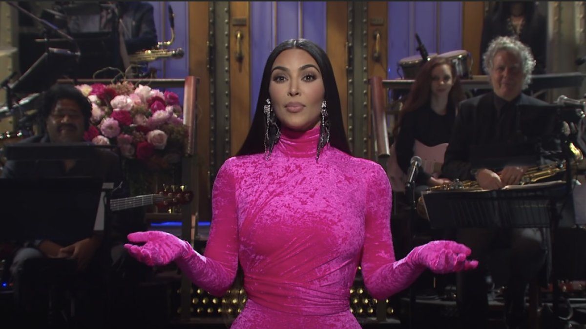 Kim Kardashian opende Saturday Night Live en dat is best vermakelijk
