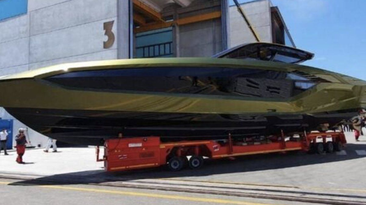 MMA legende Conor McGregor zijn nieuwe Lamborghini Tecnomar speedboat