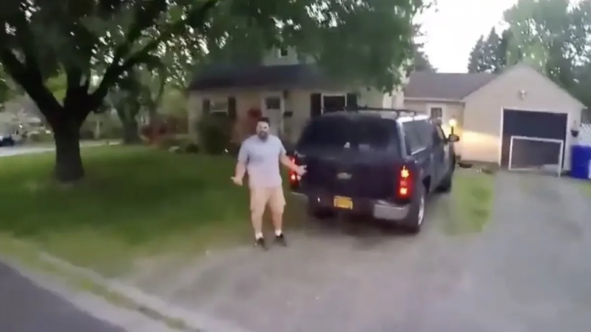 Gast op crosser tikt bestuurder die hem zou hebben afgesneden vakkundig tegen de grond