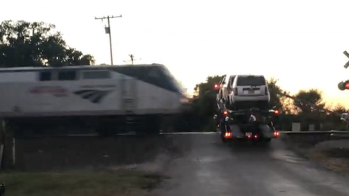 Trein ramt door trailer met auto’s in Oklahoma
