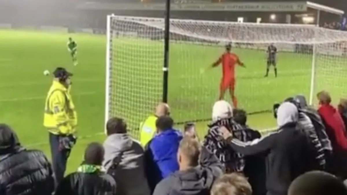 Voetballer Tom Knowles maakt naam voor zichzelf door unieke penalty