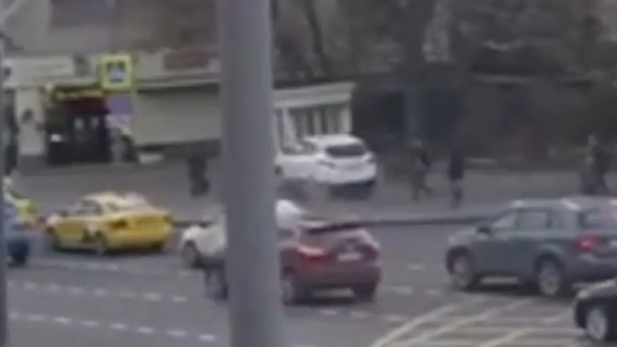 Bestuurder krijgt hartaanval en rost tegen restaurant in Moskou