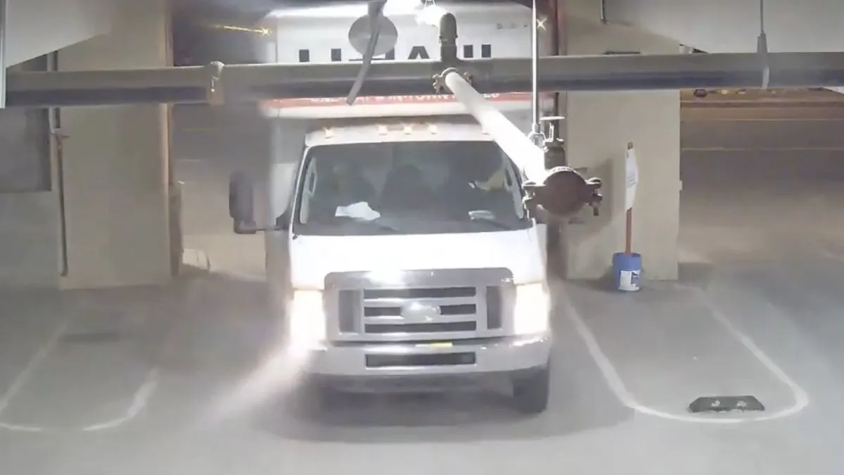 Hoe langer je kijkt hoe erger deze twee het maken met hun gehuurde vrachtwagentje