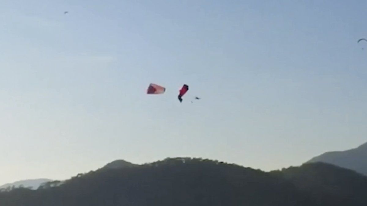 Parachutisten in de problemen tijdens Turks parachutisten festival